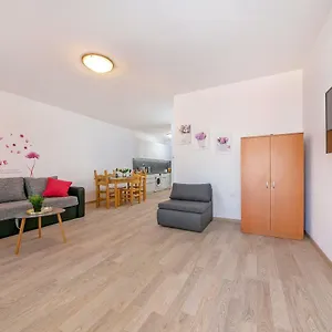 https://santo-apartments.in-istria.net